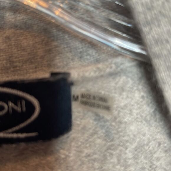 Magaschoni New York 100% Cashmere Grey Open Sweater Vest. - Picture 3 of 8